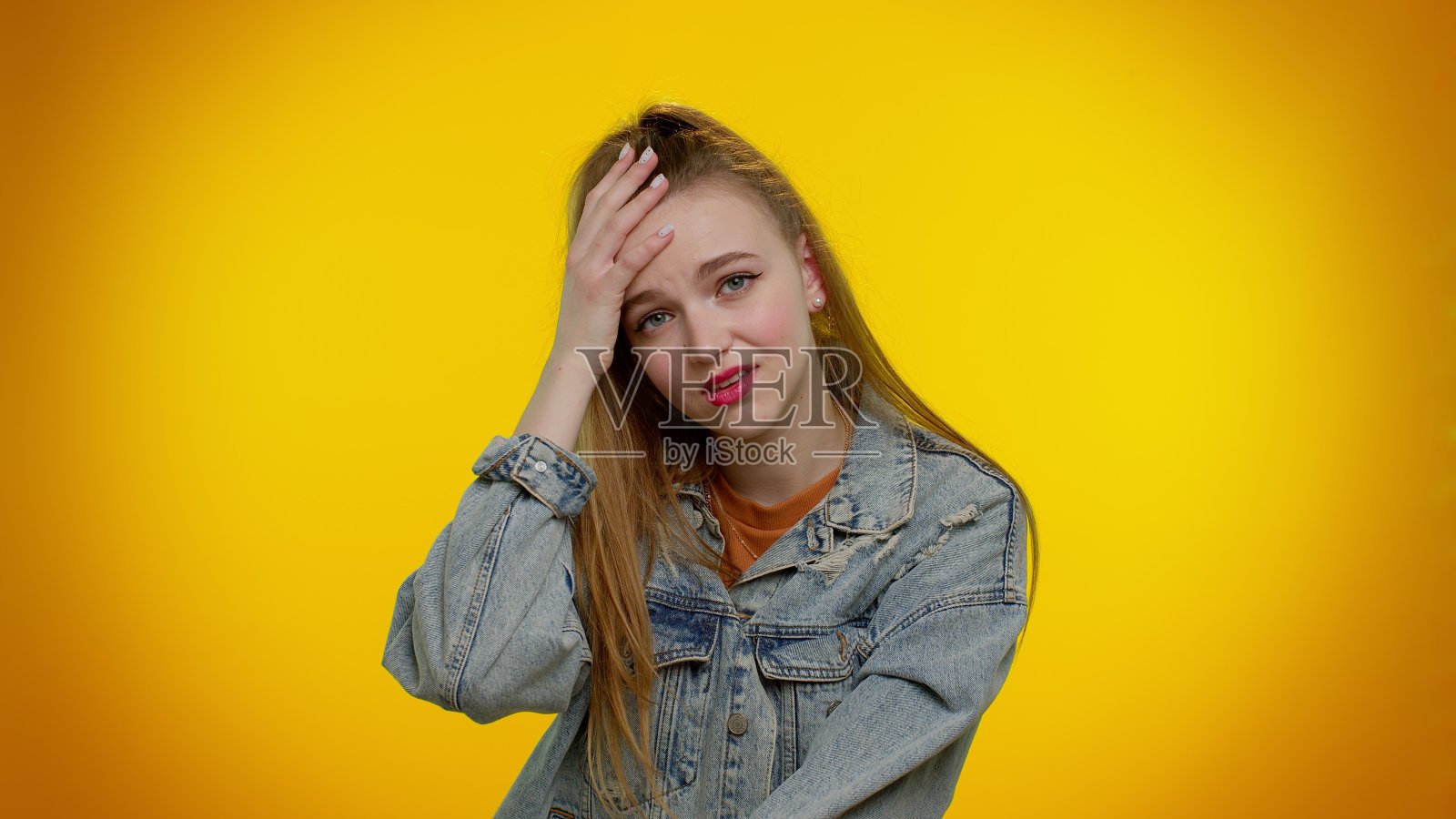 年轻女子等待好运降临，失落变成意外的彩票结果，厄运降临照片摄影图片