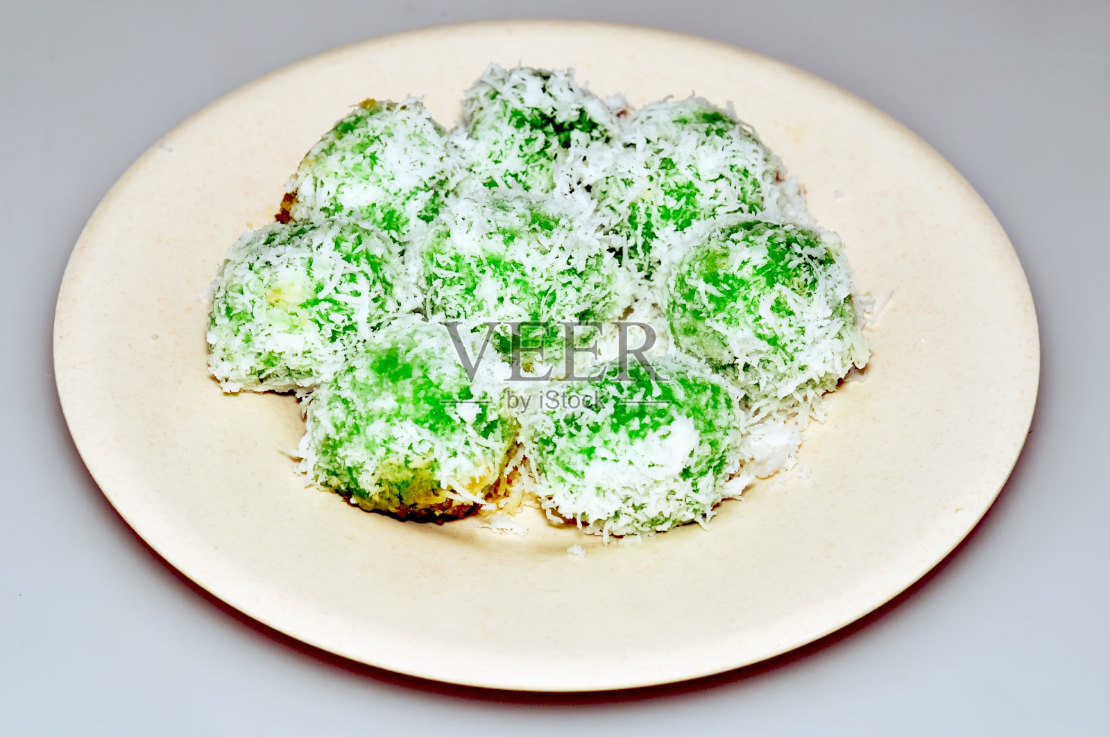 Kelepon蛋糕是一种传统的爪哇中部蛋糕，由米粉制成，里面有爪哇糖和撒上磨碎的椰子。照片摄影图片