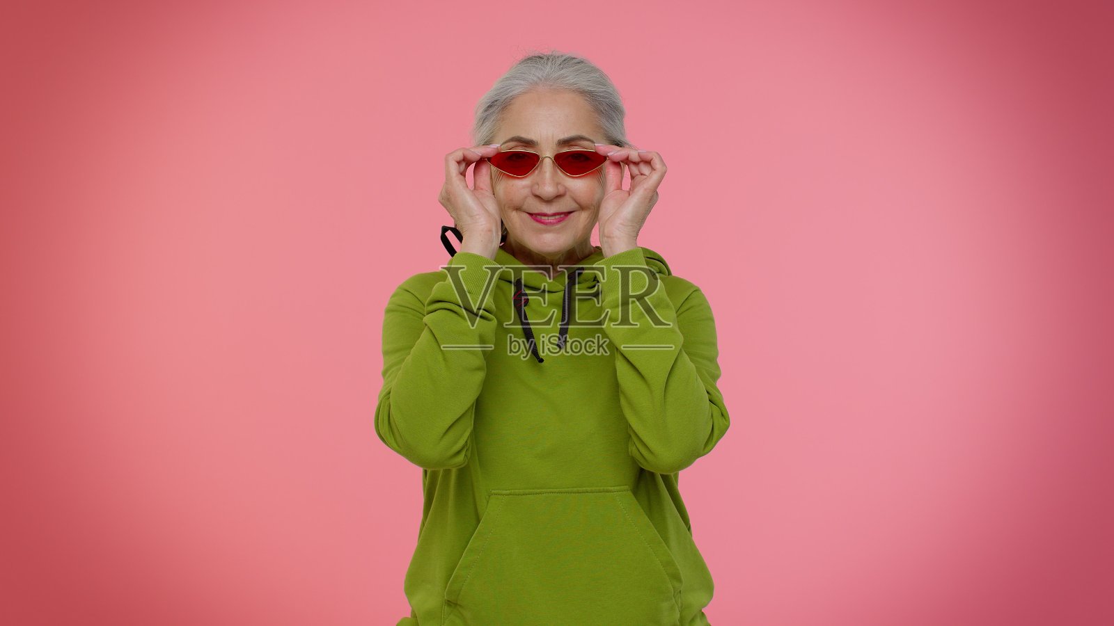 画像中迷人的老奶奶老奶奶戴着墨镜，满头白发，笑容迷人照片摄影图片