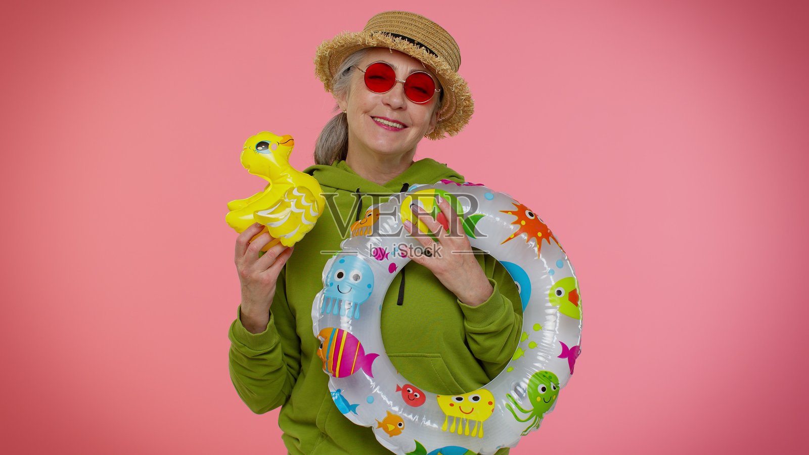 快乐的老年老奶奶老奶奶旅游游客跳舞愚弄，度假，旅行旅行到海边照片摄影图片