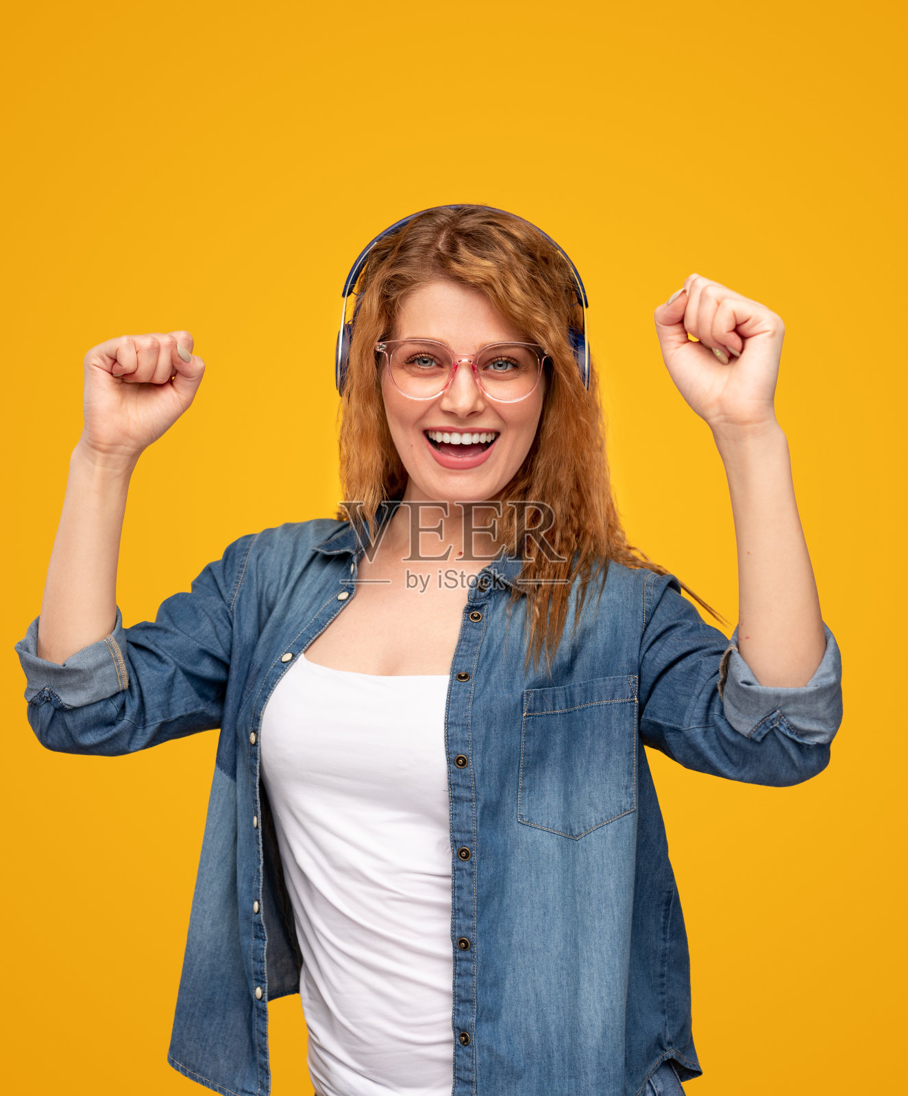 快乐的罗曼微笑着跳舞照片摄影图片