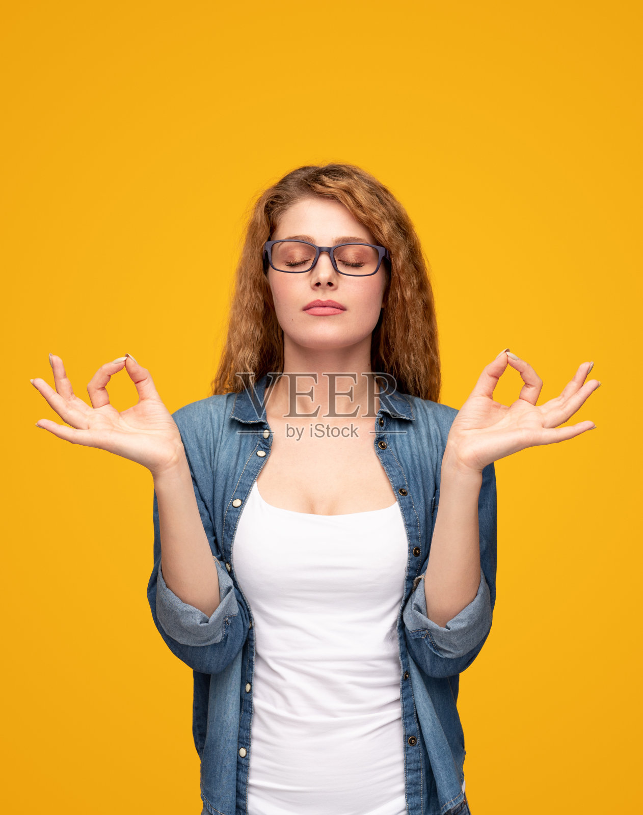 安静的女人闭着眼睛沉思照片摄影图片