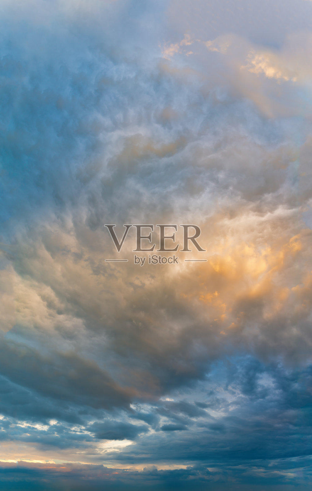 日出时的奇妙云彩，垂直全景照片摄影图片