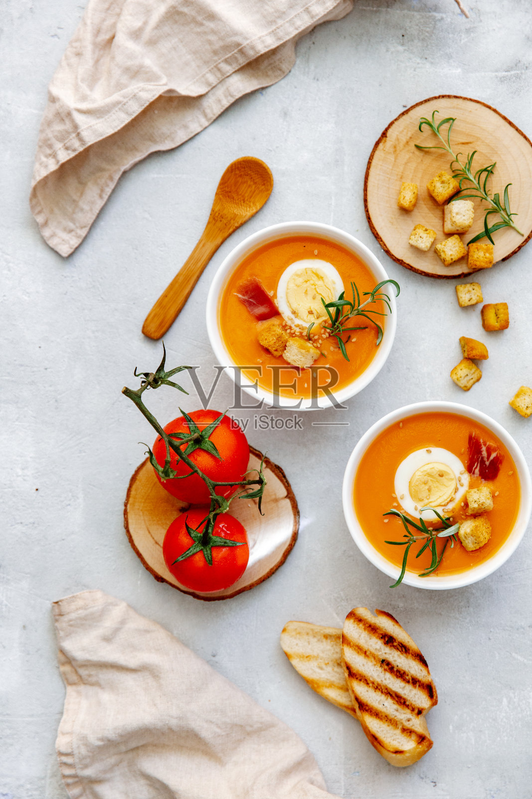 西班牙凉菜汤，西红柿汤，蔬菜汤。西班牙传统的夏季食物。俯视图，复制空间照片摄影图片