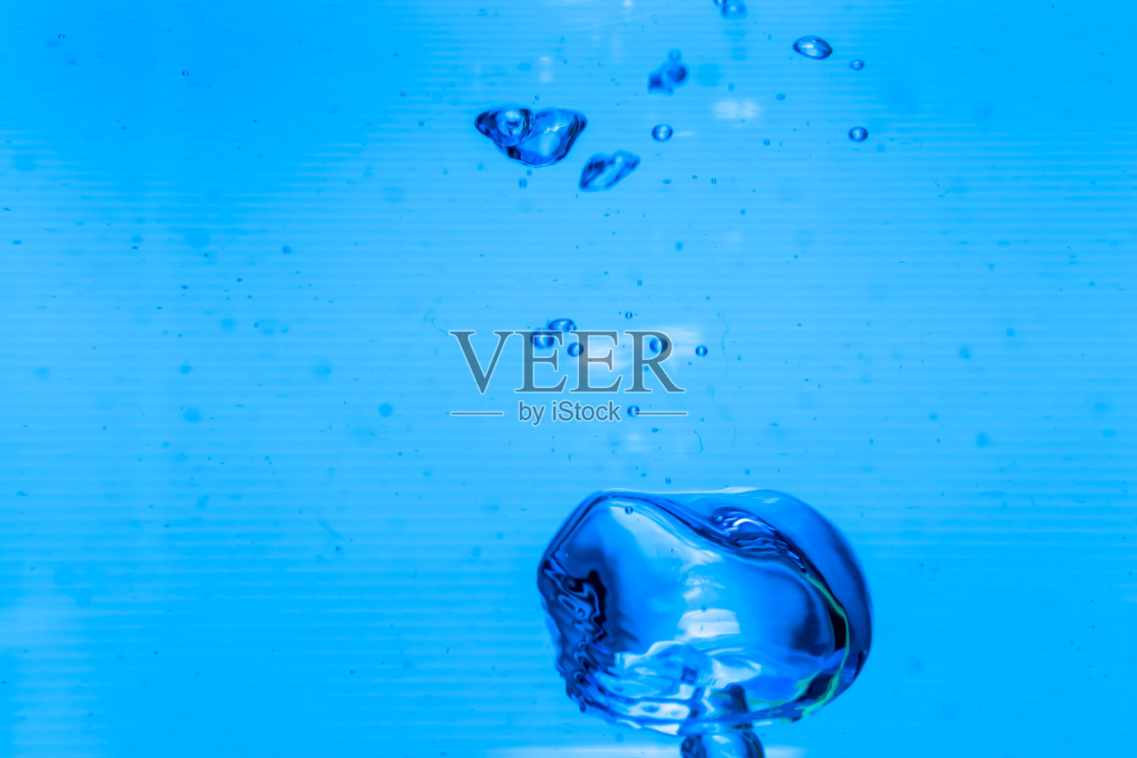 气泡，抽象的形状在水中形成。照片摄影图片