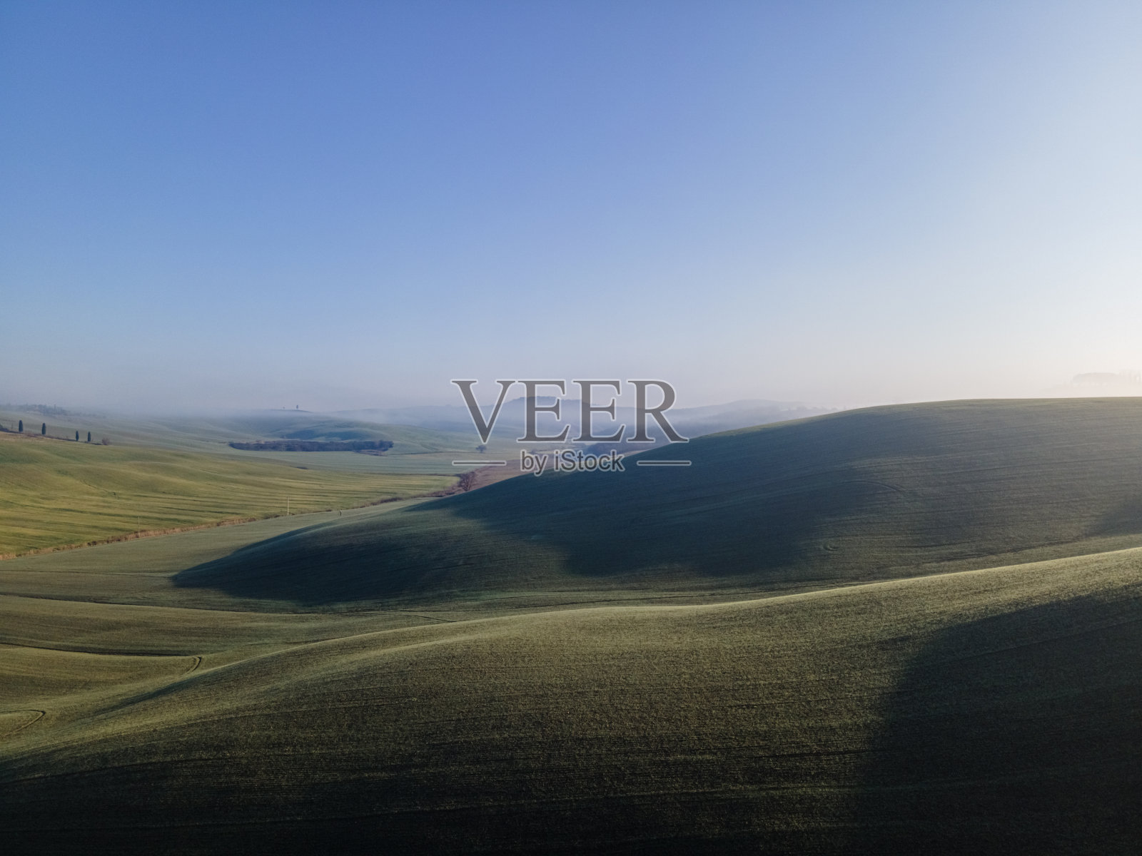 宁静而多彩的风景在冬天照片摄影图片