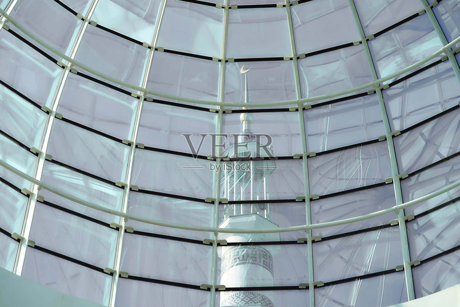 清真寺的玻璃圆顶，透过它你可以看到新月照片摄影图片