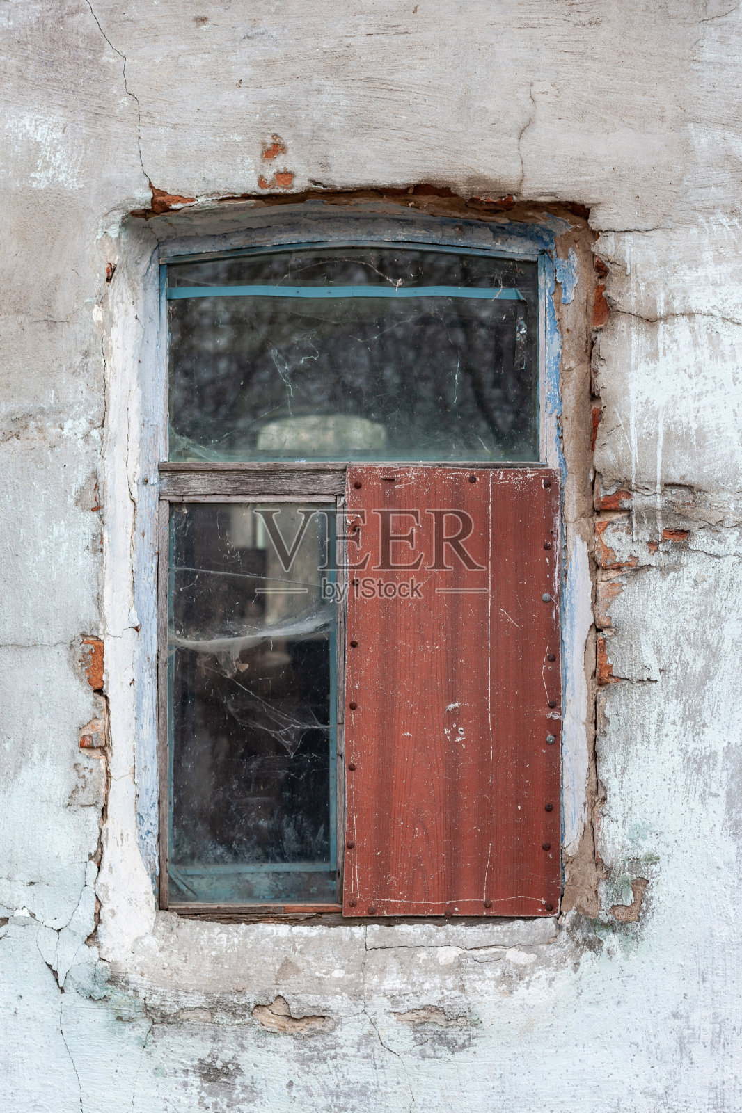 一个废弃房子的窗户，一堵旧混凝土墙，一个灭绝的村庄照片摄影图片