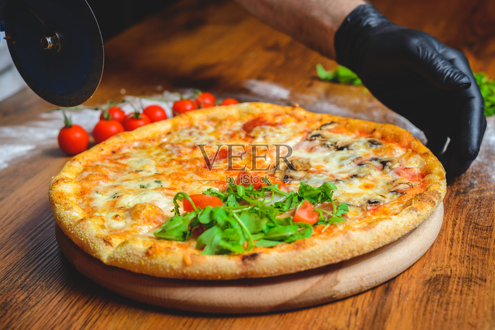 厨师在砧板上切披萨照片摄影图片