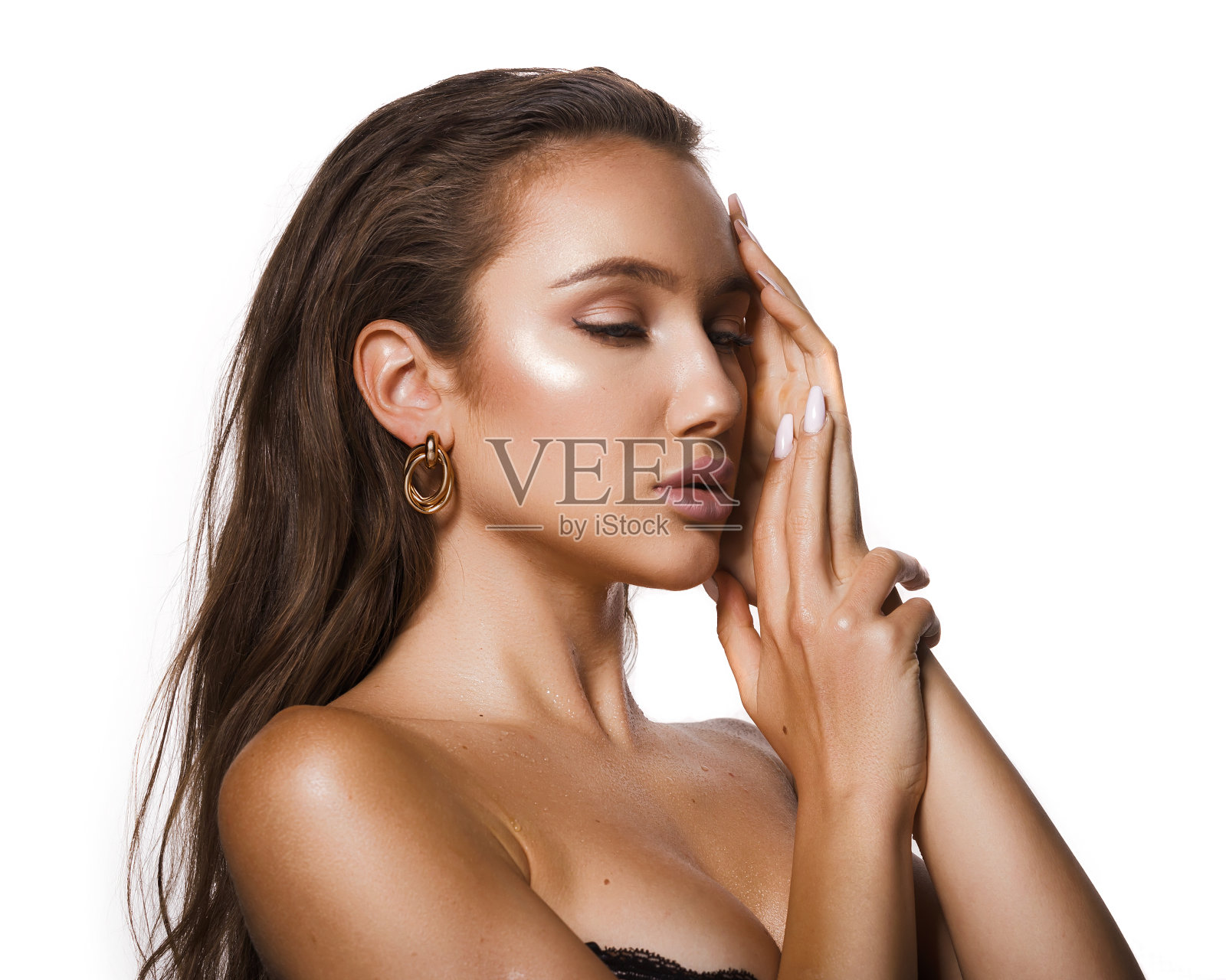 年轻漂亮，皮肤健康的女人。美丽的画像与蓝色的眼睛和法国美甲指甲。时尚化妆品和护理手，指甲和化妆品。照片摄影图片