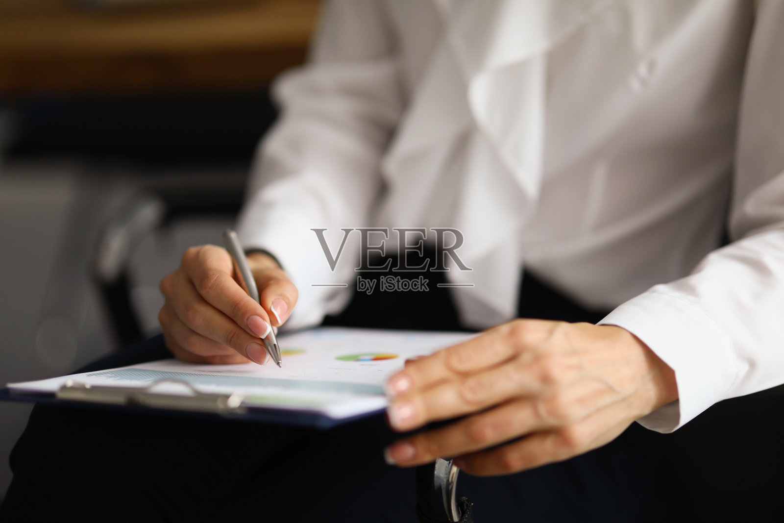 女性的手握着笔和klebold与文件与商业报告图表照片摄影图片