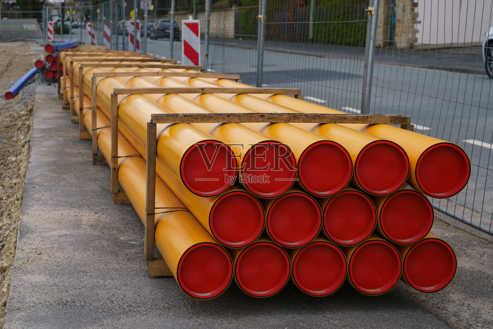 一堆堆橙黄色的聚氯乙烯电线管。照片摄影图片