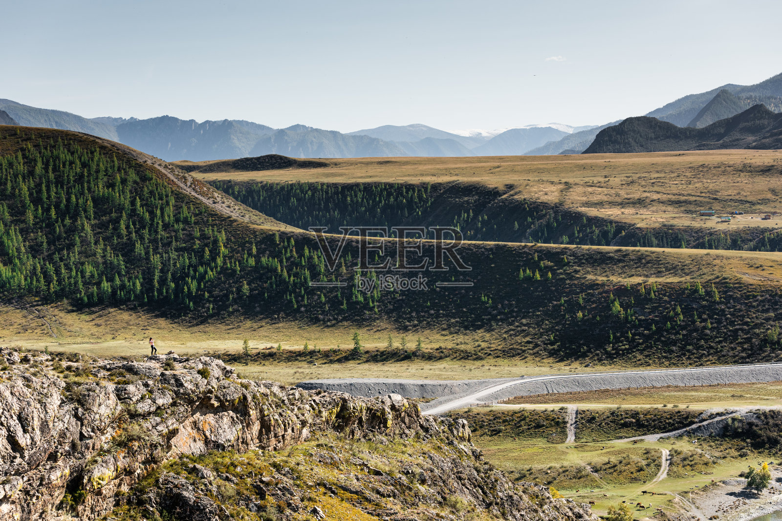 从山的边缘看到的美丽景色。风景背景上的一个男人照片摄影图片