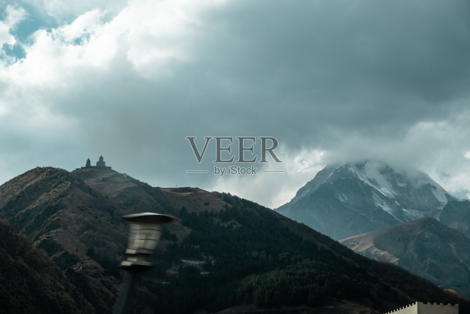 俯瞰云中群山的全景照片摄影图片