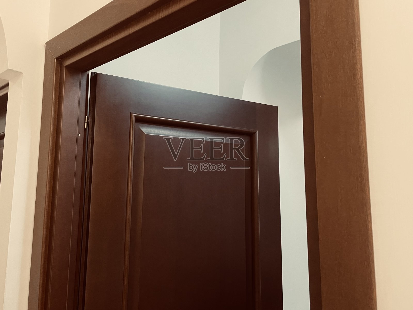 打开房间的木门照片摄影图片