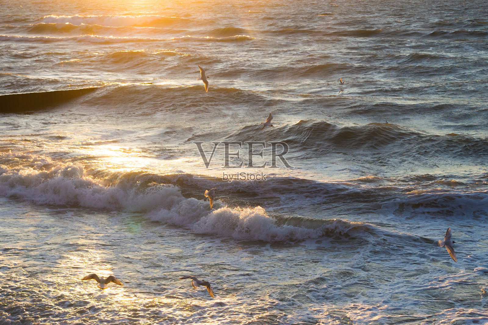 海浪上，大海全景。海上的日落。照片摄影图片