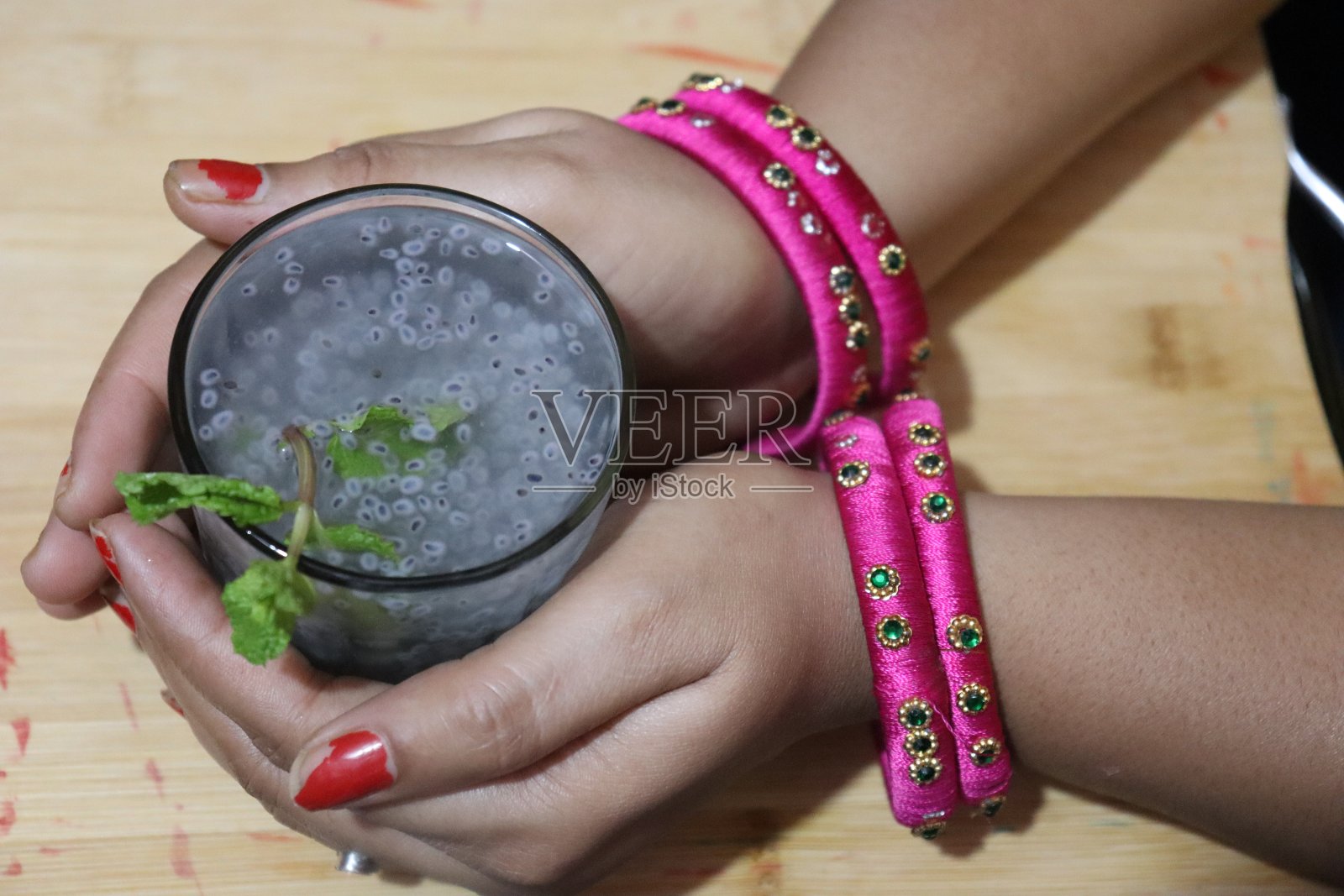 浸泡过甜罗勒或图赫玛丽亚或法卢达种子或萨布贾种子在碗侧视图孤立的白色背景照片摄影图片