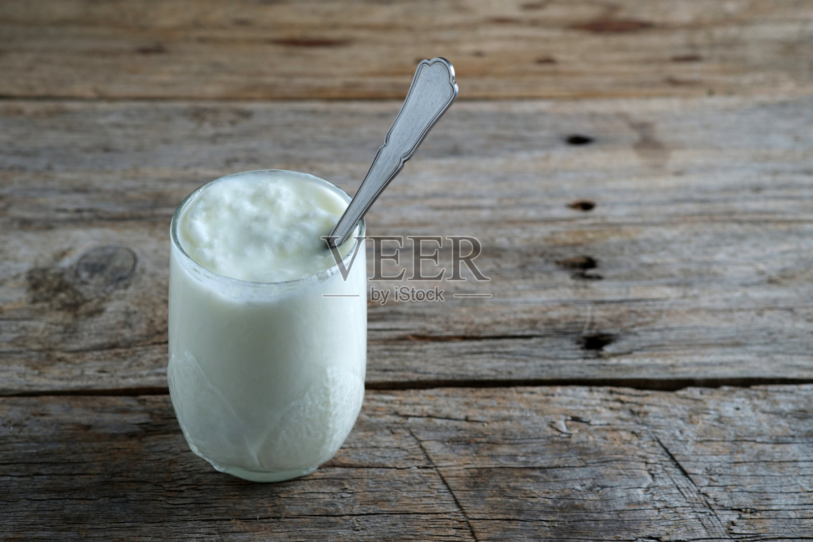 玻璃杯里的天然酸奶照片摄影图片