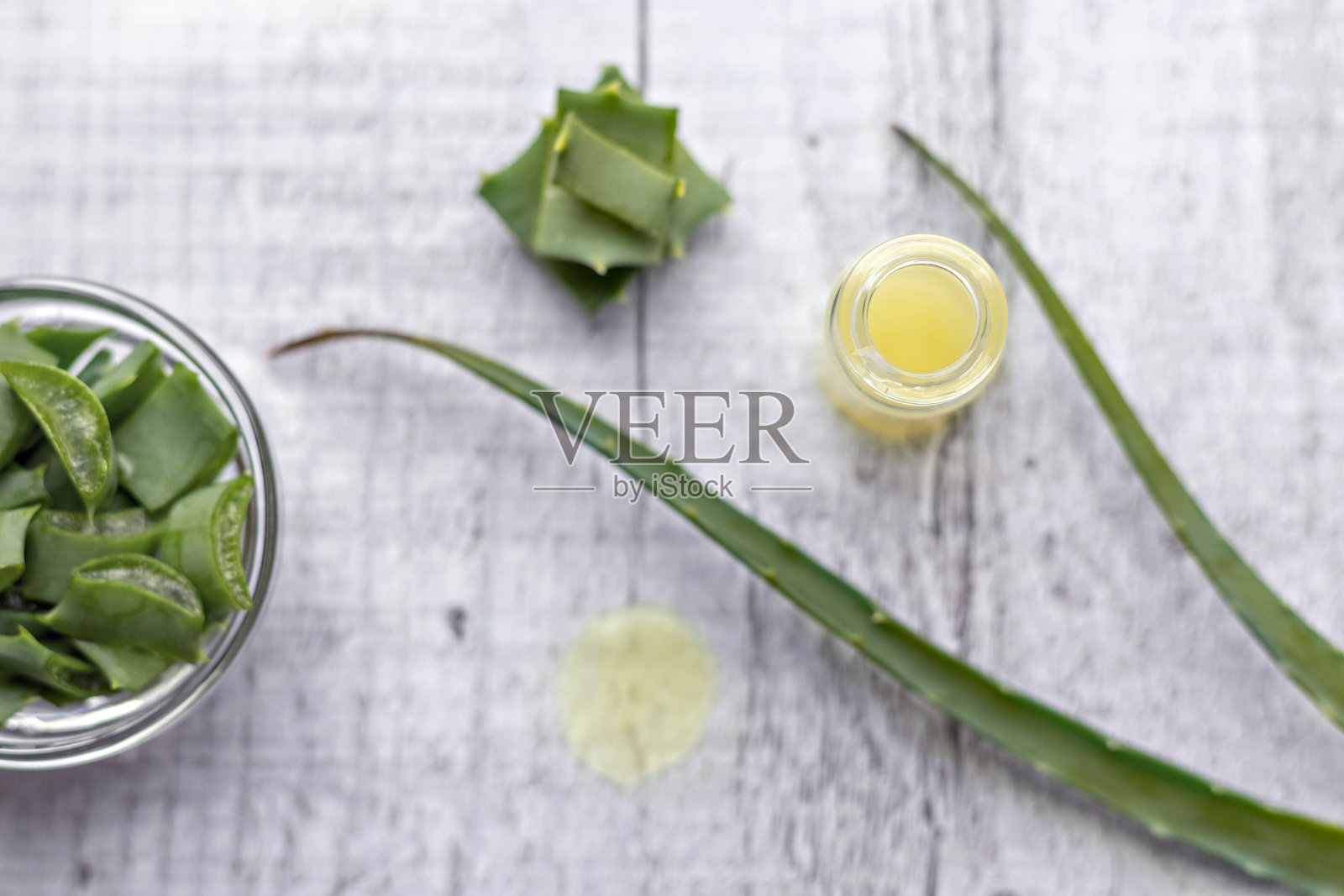 一小片芦荟植物与凝胶内在一个玻璃碗特写。替代医学。收集芦荟汁，用于治疗皮肤病。照片摄影图片