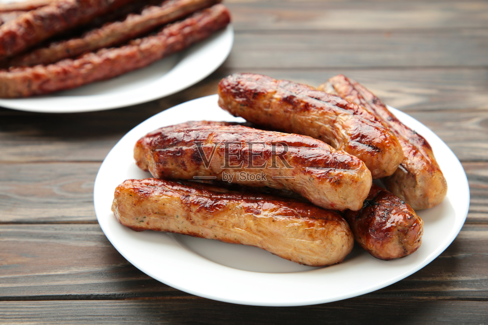烤香肠盘在棕色的木头背景照片摄影图片