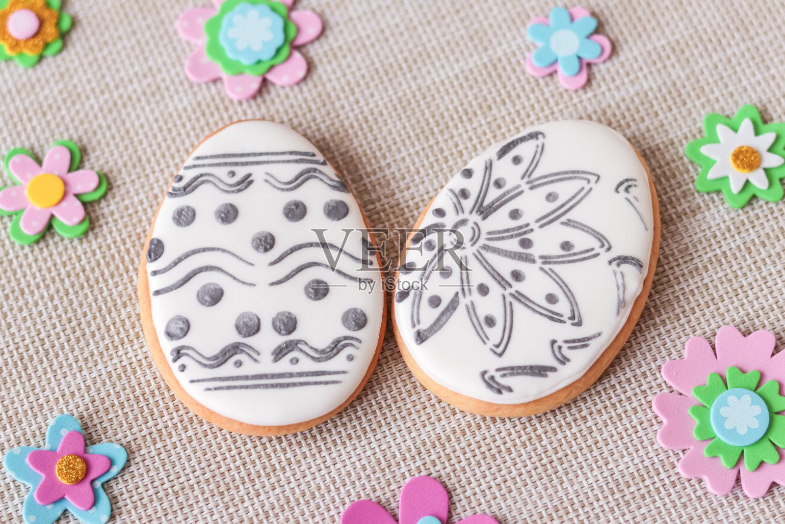 复活节彩蛋形状的釉面饼干，可以用食物的颜色给它们上色。花和图案姜饼照片摄影图片