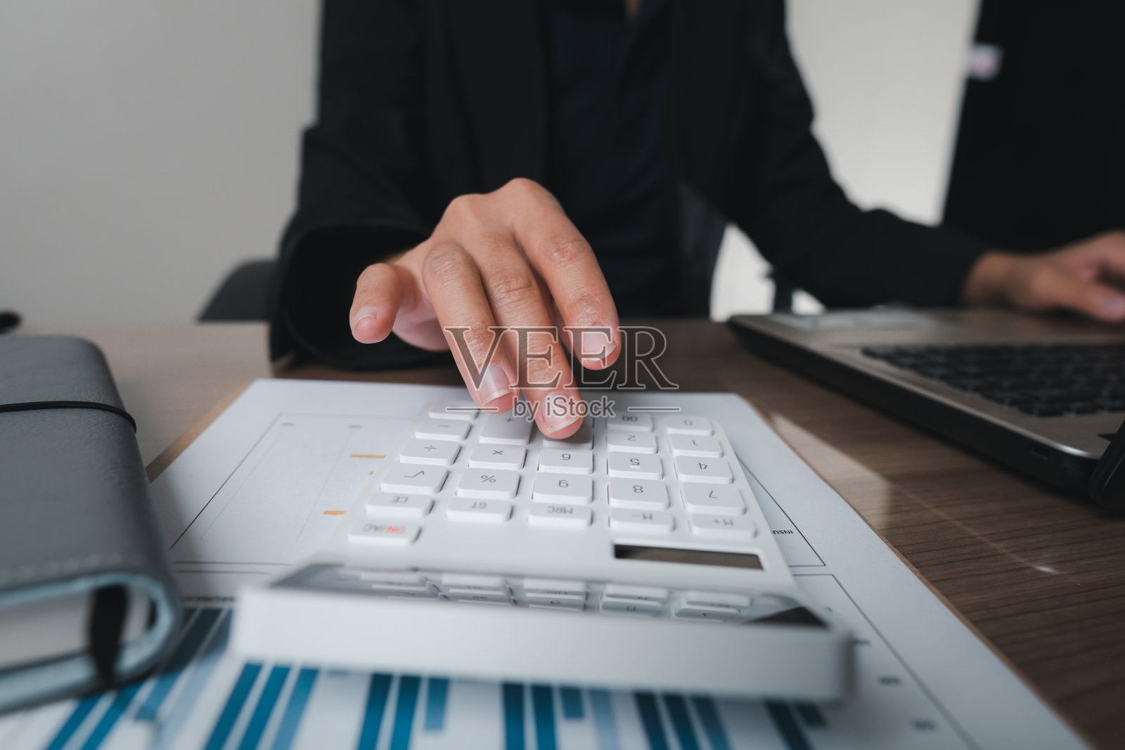 商业人士或会计正在分析关于金融、投资、商业战略思想、数据分析技术的图表。照片摄影图片