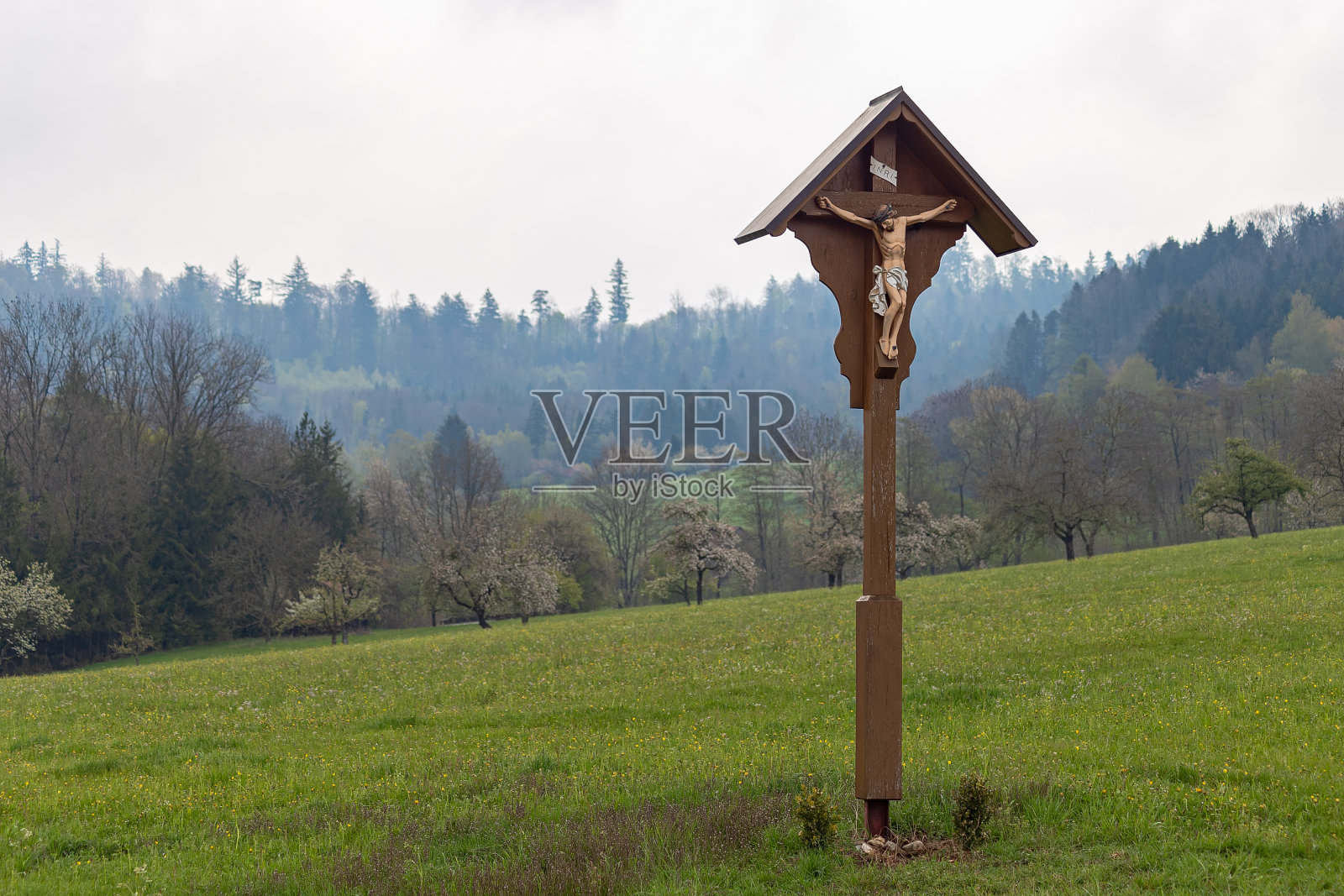 十字架在乡村的绿色草坪在春天照片摄影图片