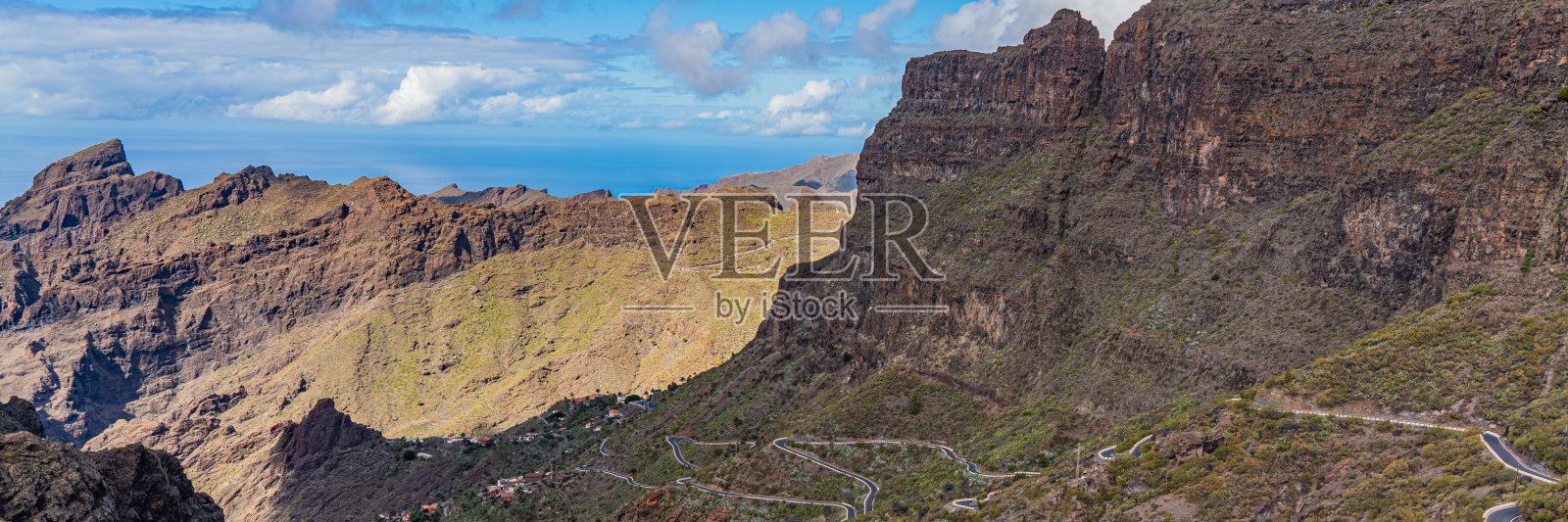 蜿蜒的山路通往西班牙特内里费岛马斯卡村照片摄影图片