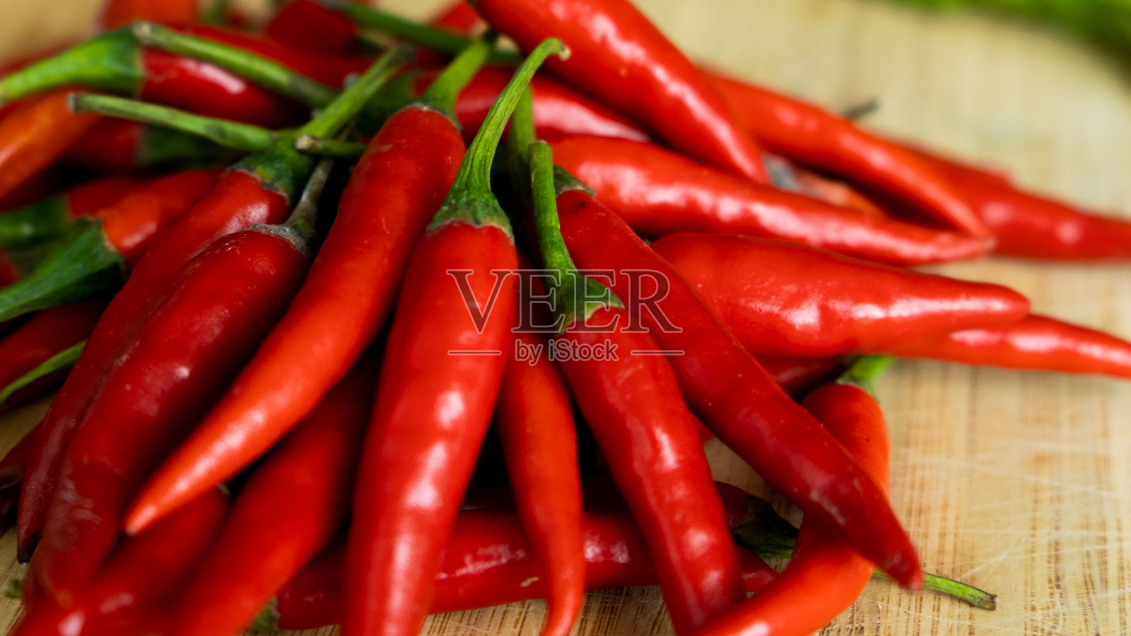 板上放着红辣椒照片摄影图片