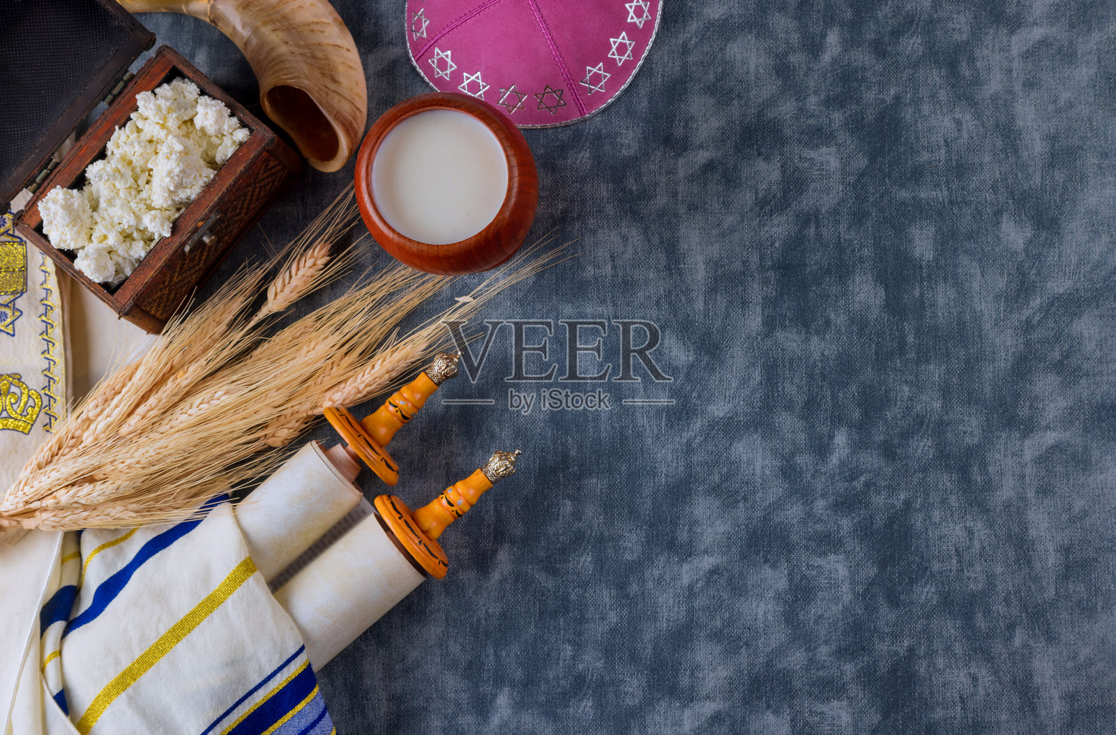 犹太节日节的概念是在丰收季节食用犹太乳制品照片摄影图片