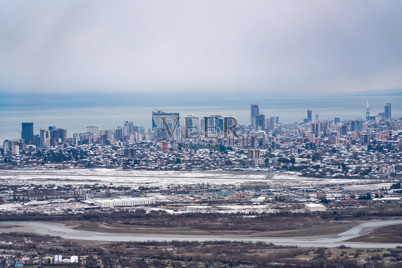 冬天从哥尼奥山俯瞰巴统，阿扎拉，格鲁吉亚照片摄影图片