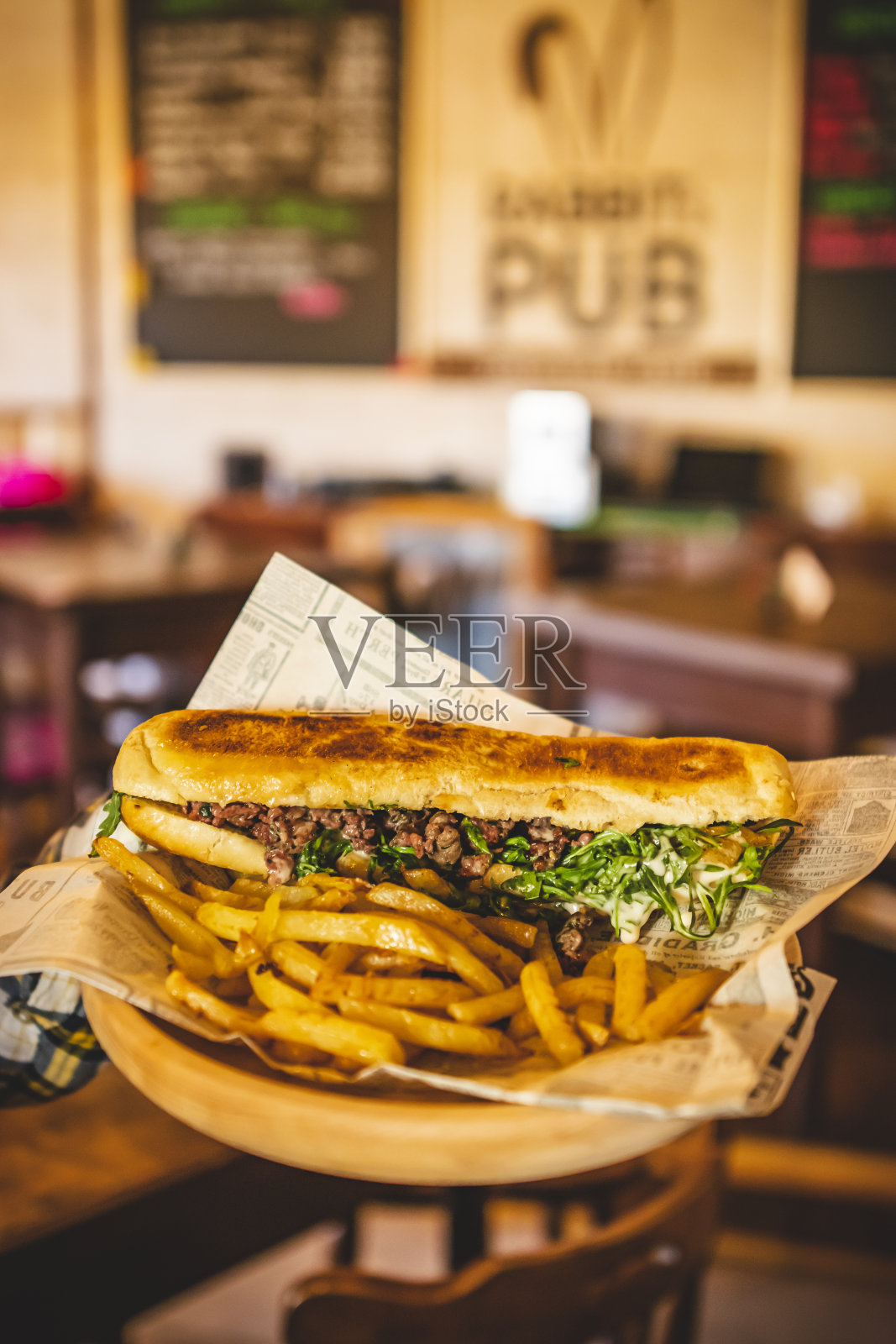 烤三明治和炸薯条照片摄影图片