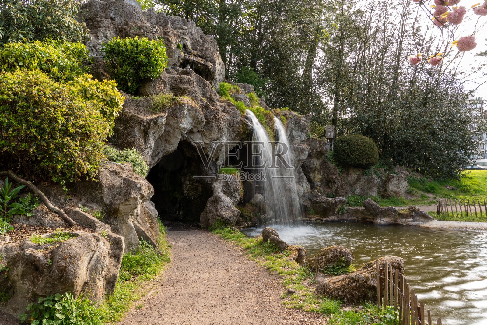 公园里有一个漂亮的瀑布照片摄影图片