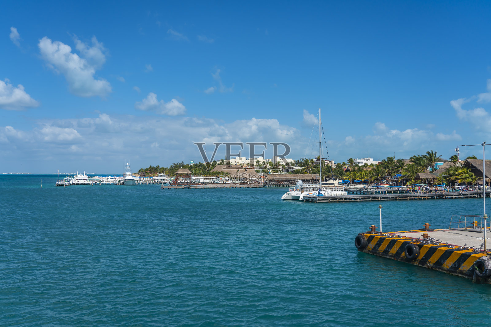 从Isla Mujeres的海岸线上有建筑物和船只照片摄影图片