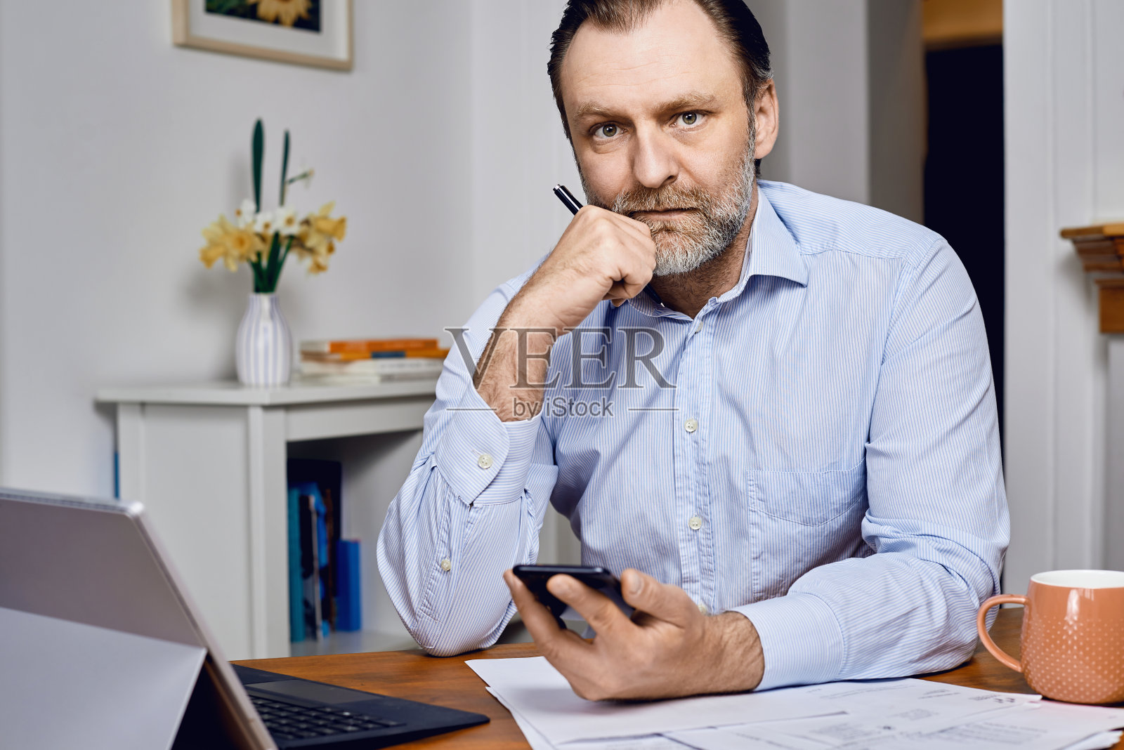 商人在家工作。照片摄影图片