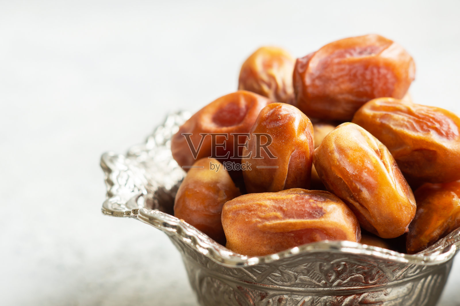 斋月，银碗里的棕榈果枣象征着穆斯林的神圣月。斋月卡里姆食物禁食打破概念照片摄影图片