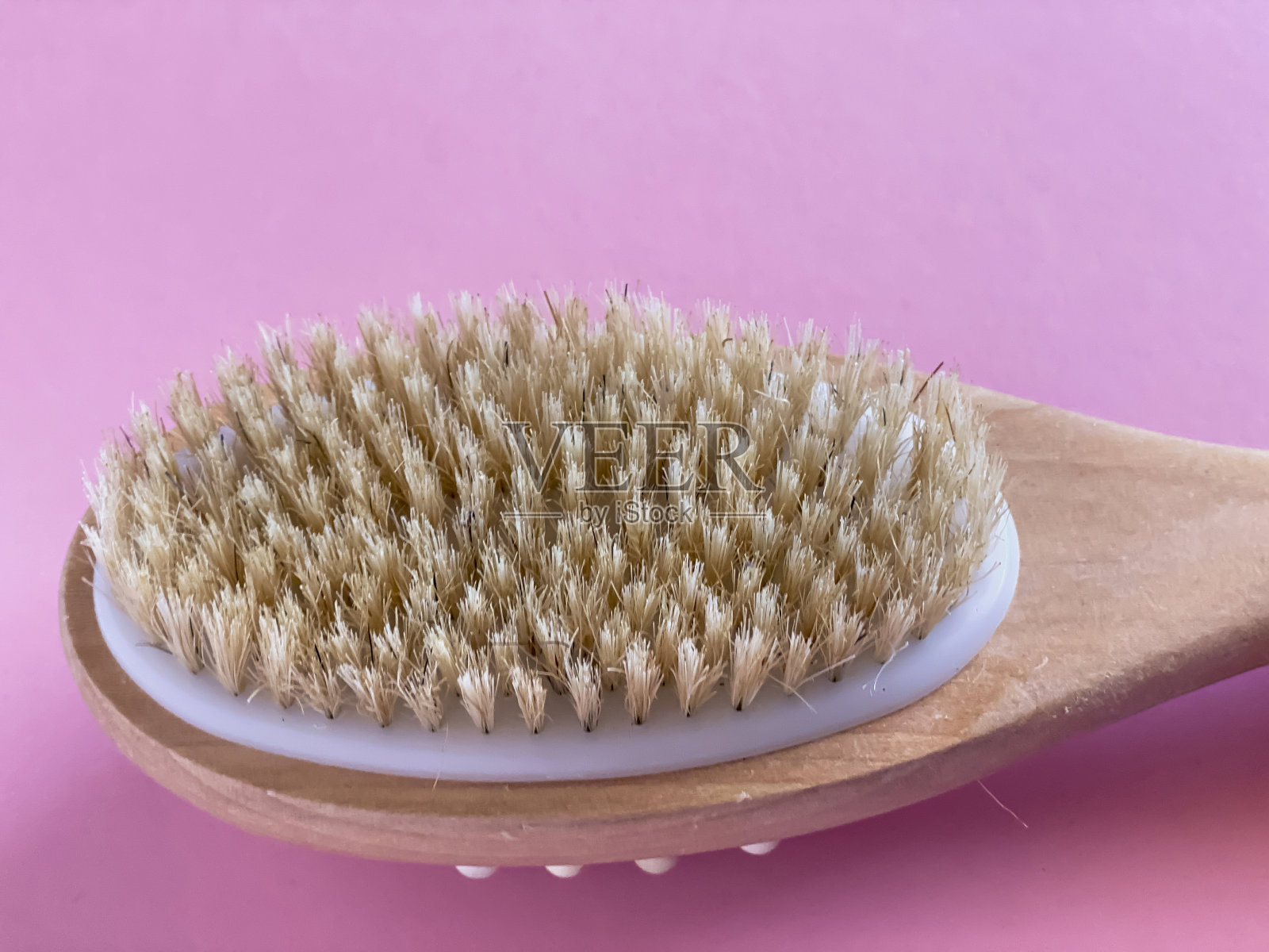 在灰色背景上涂上兰花花按摩油和干脂肪按摩刷。照片摄影图片