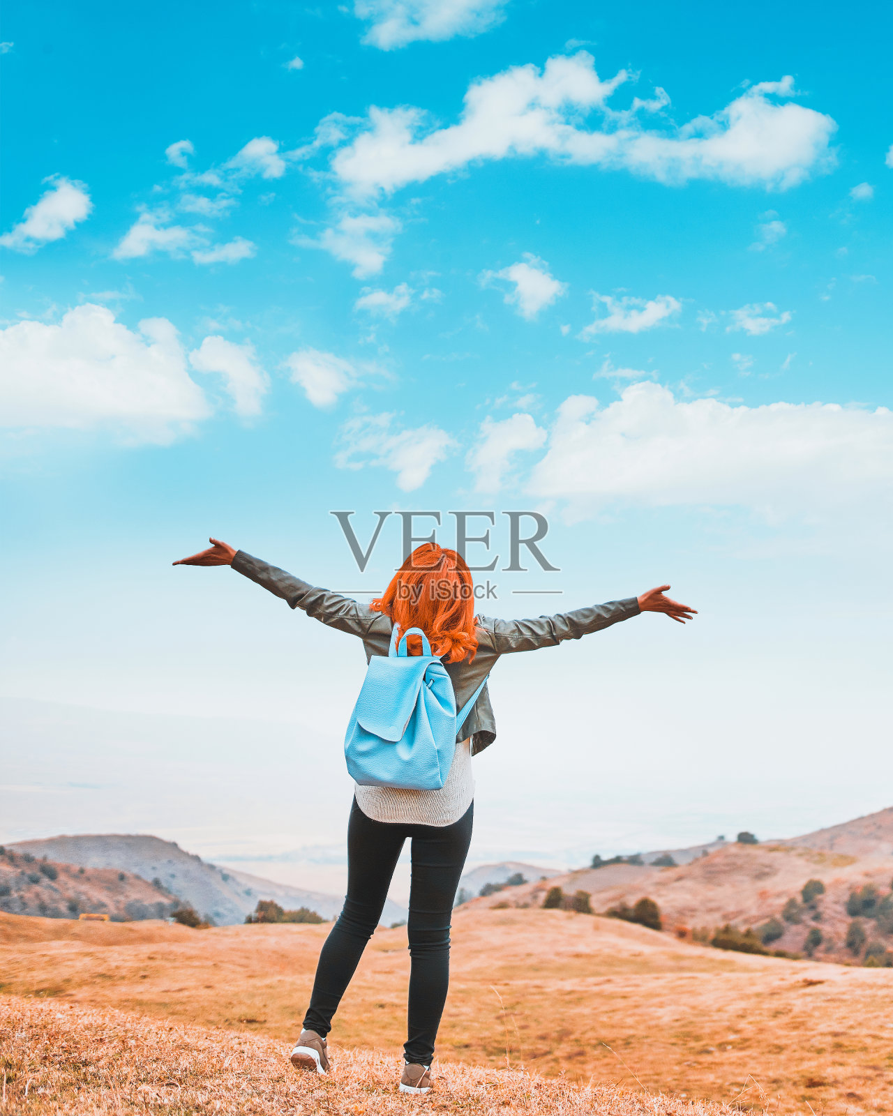 美女在户外享受大自然。照片摄影图片