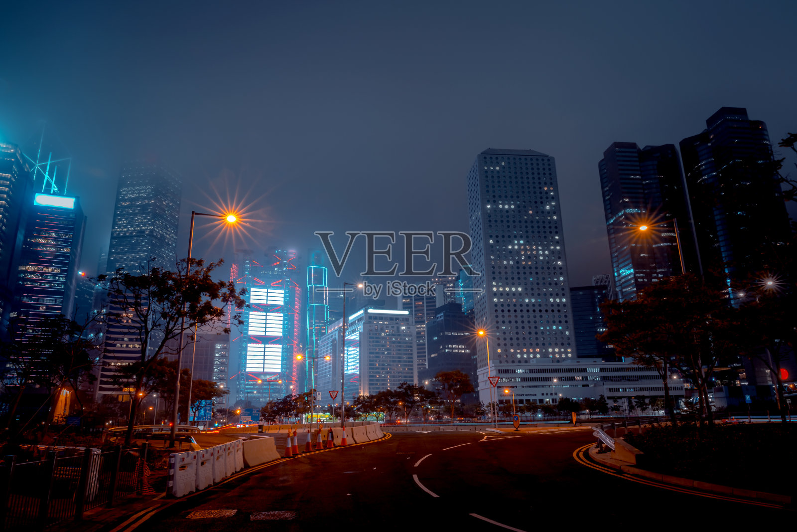 雾天的香港现代办公大楼照片摄影图片