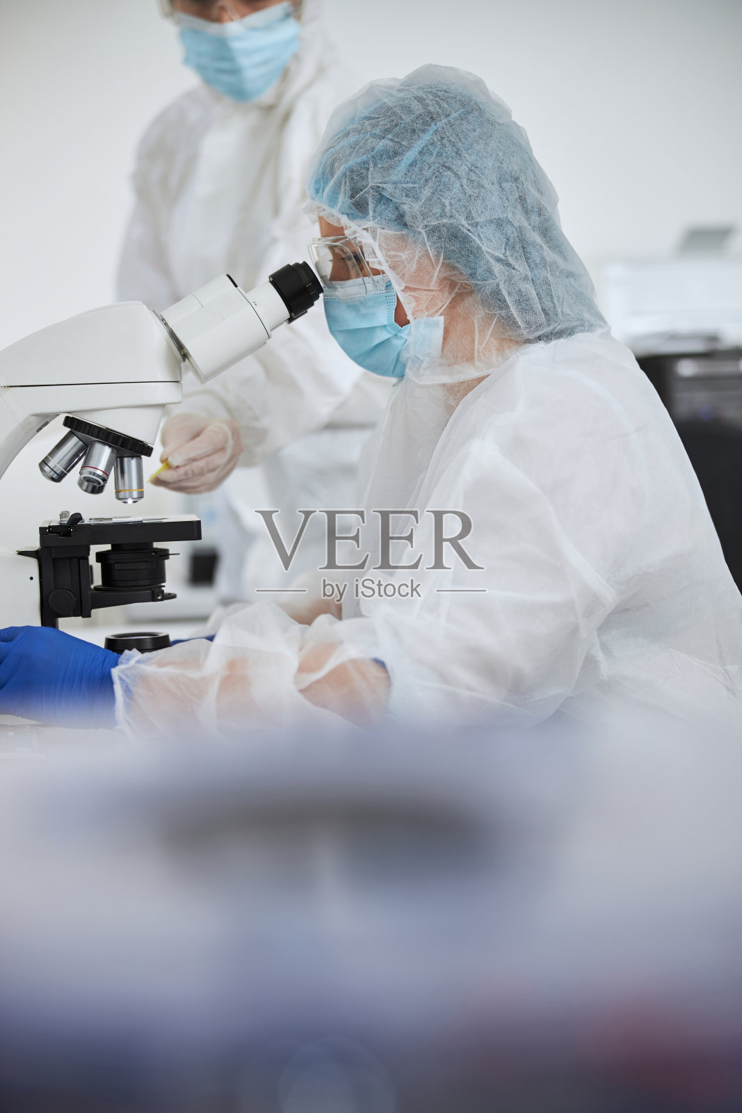 病毒学家在玻片上观察病毒标本照片摄影图片