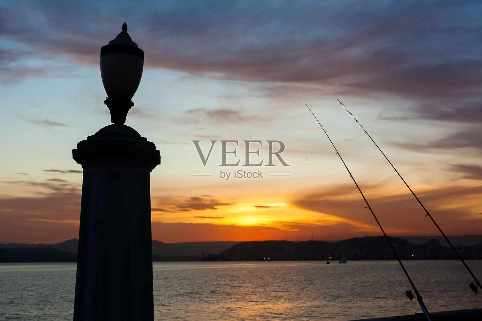 巴西桑托斯传统灯柱的剪影，在另一个日落。照片摄影图片