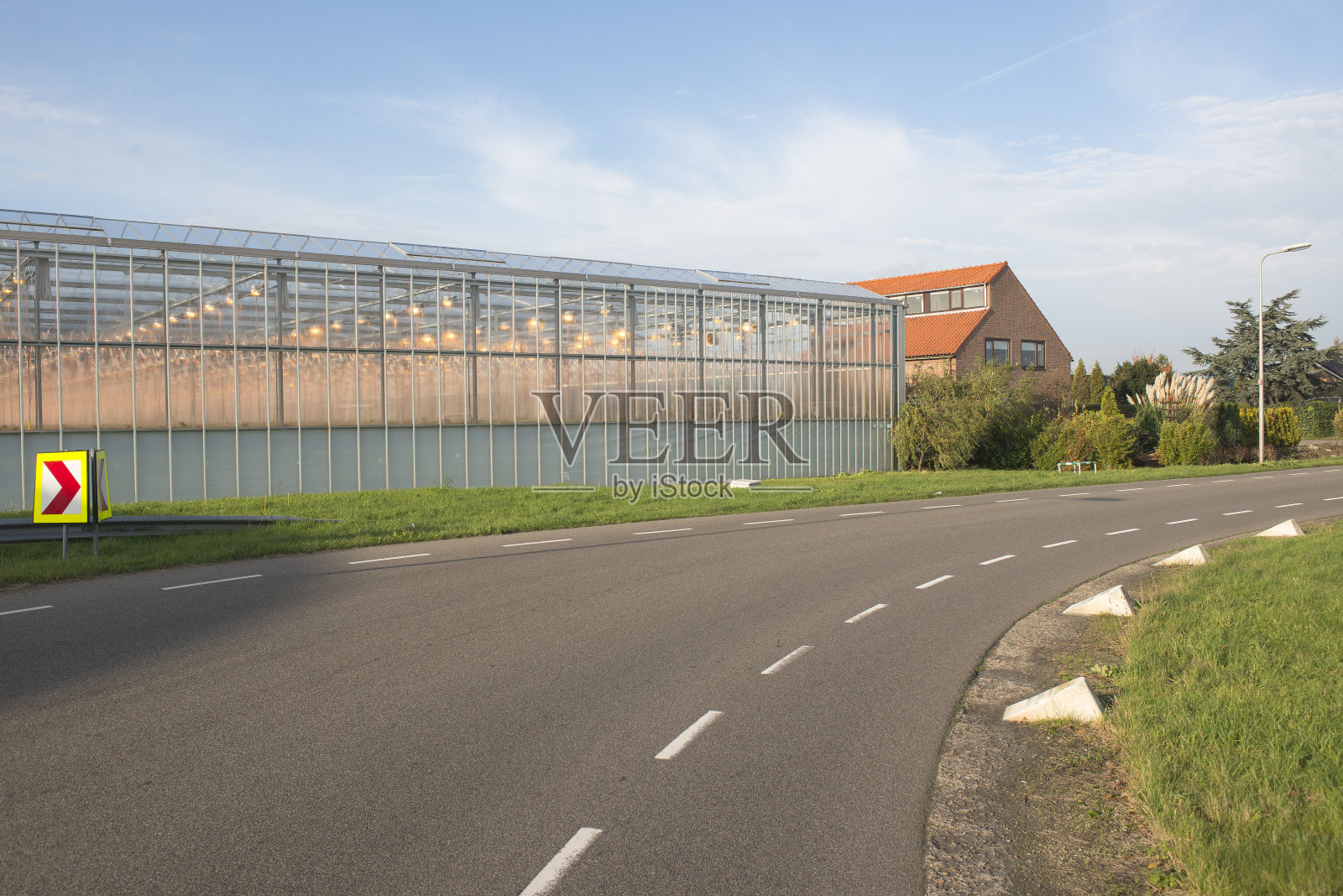 带温室的道路上的景色照片摄影图片