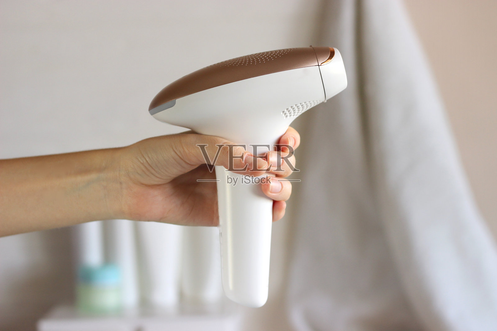 家用摄影脱毛器去除浴室内部多余的体毛。照片摄影图片