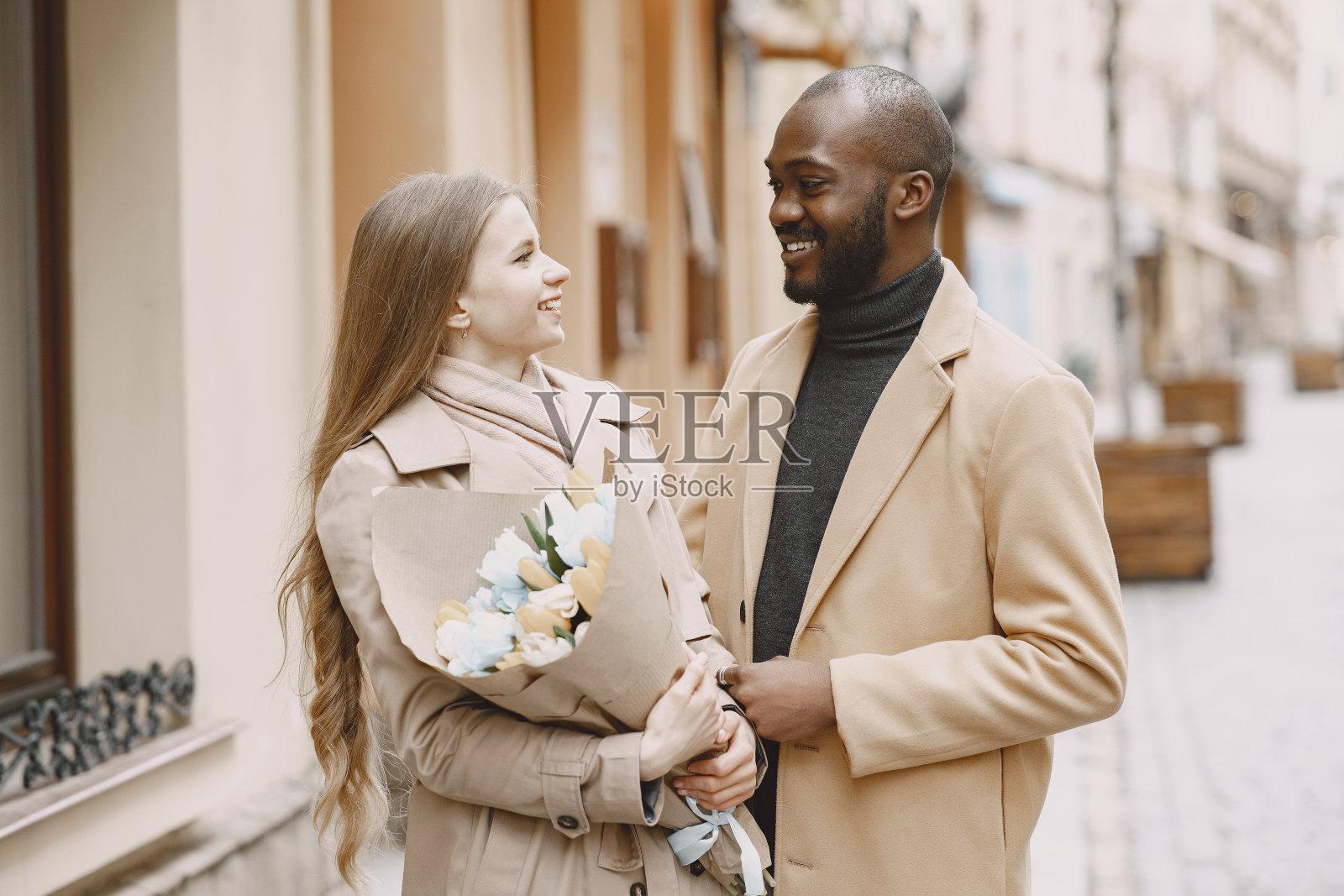 一对在春城共度时光的男女照片摄影图片