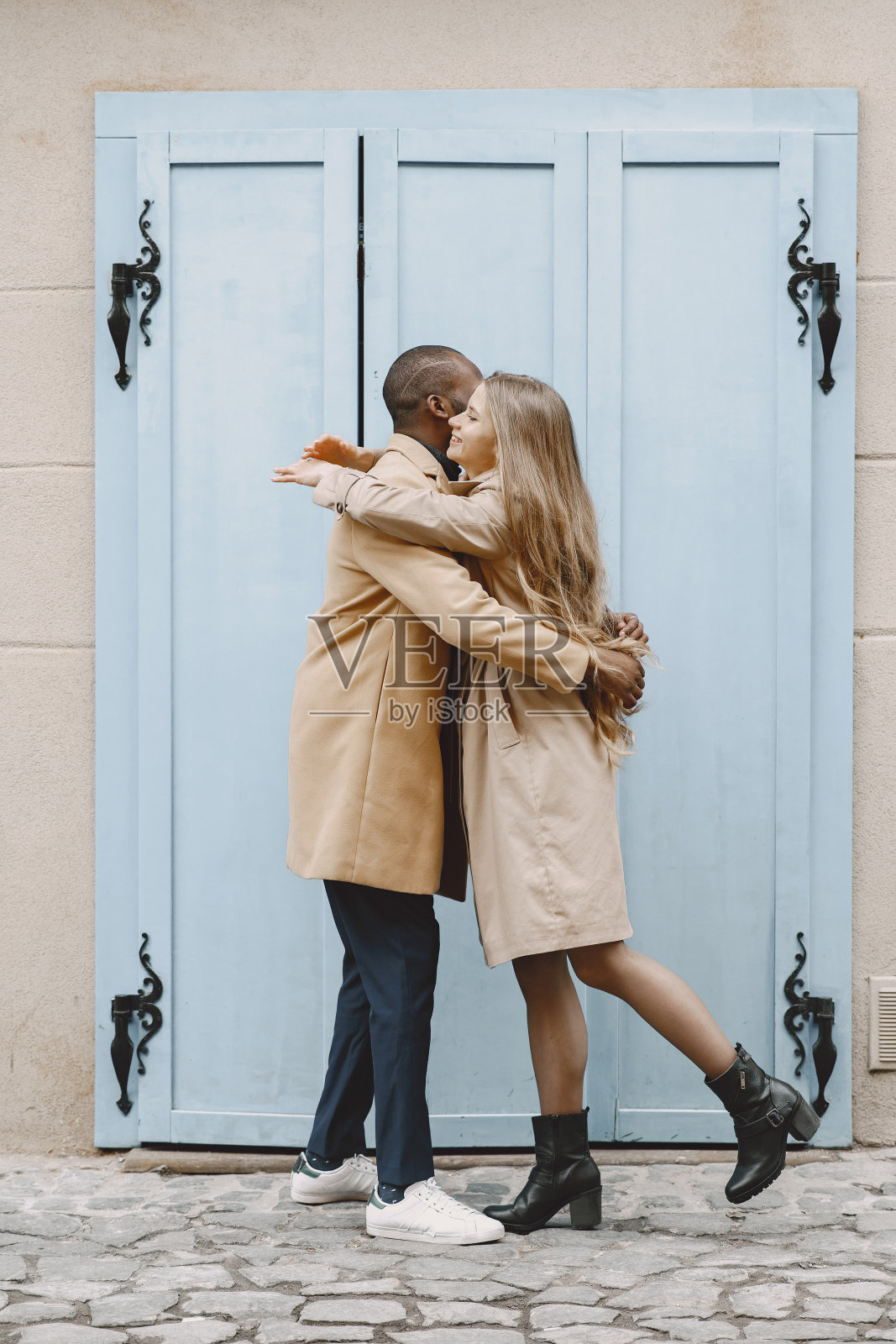 一对在春城共度时光的男女照片摄影图片