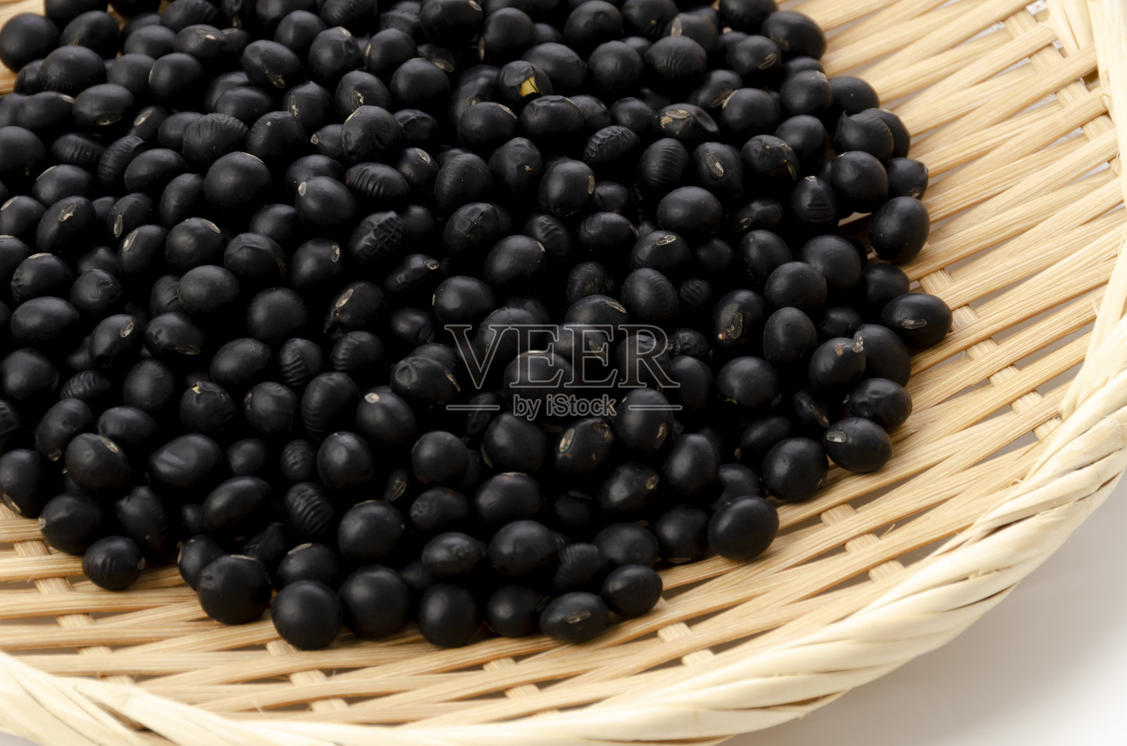 生黑豆竹筛白底照片摄影图片