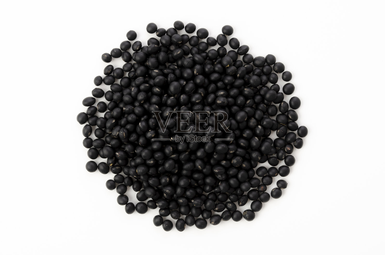 生黑豆孤立在白色背景上照片摄影图片