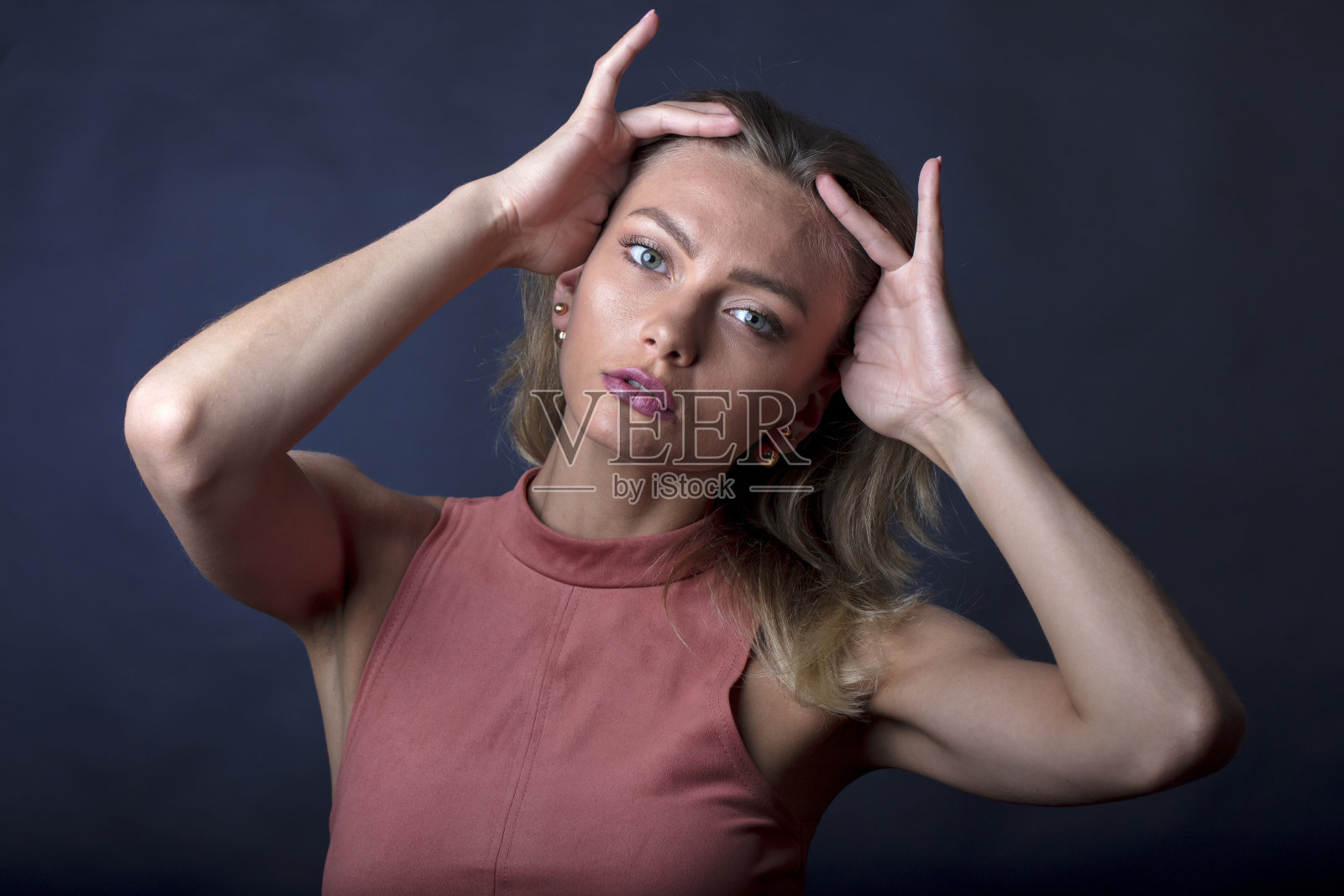 一个年轻女子的画室肖像照片摄影图片