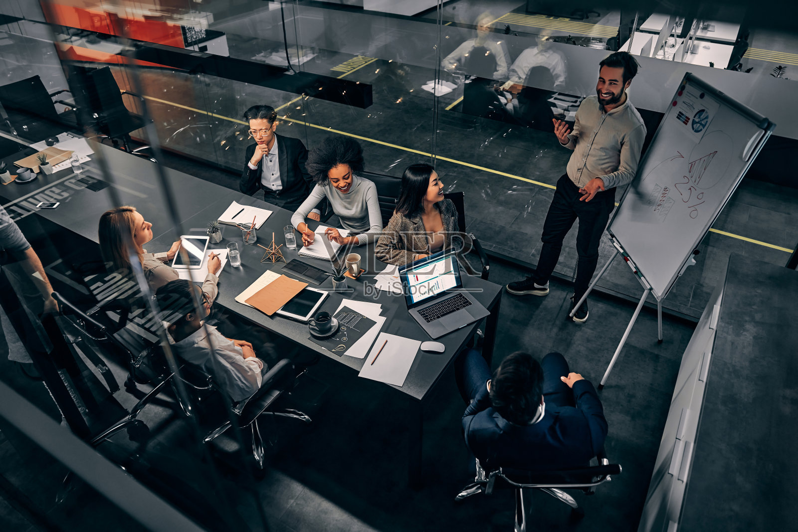 一群英俊的商务人士在大型商业中心宽敞的会议室里工作，创业、项目、计划、成果、战略的概念，商务演示照片摄影图片