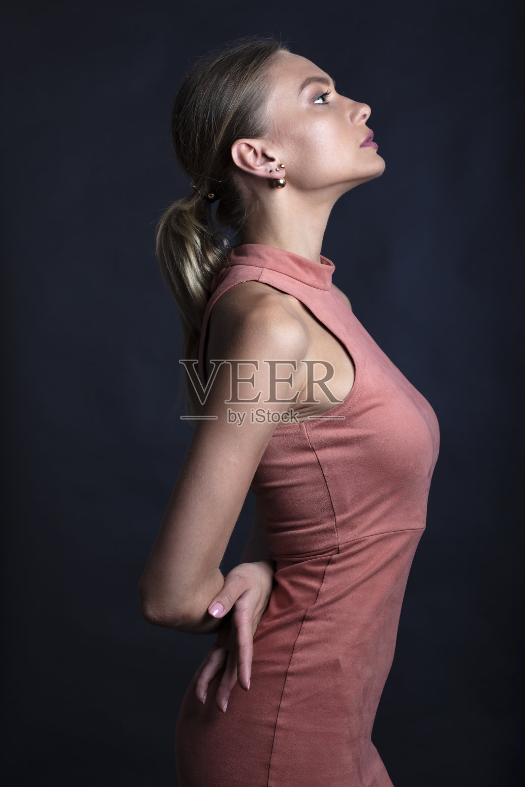 一个年轻女子的画室肖像照片摄影图片